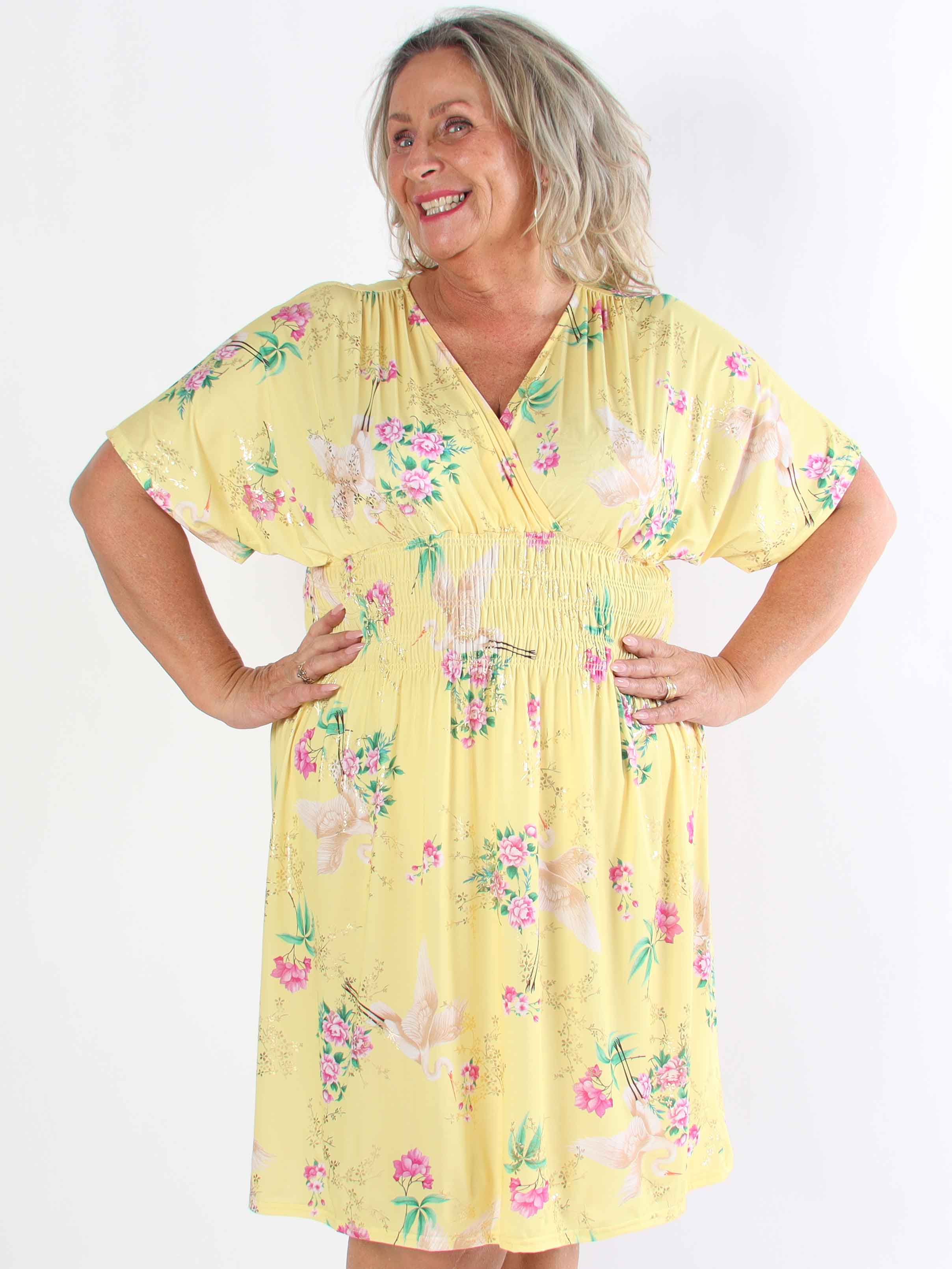 Pams Fly Short - Elastisk plus size kjole med blomster- og fugleprint